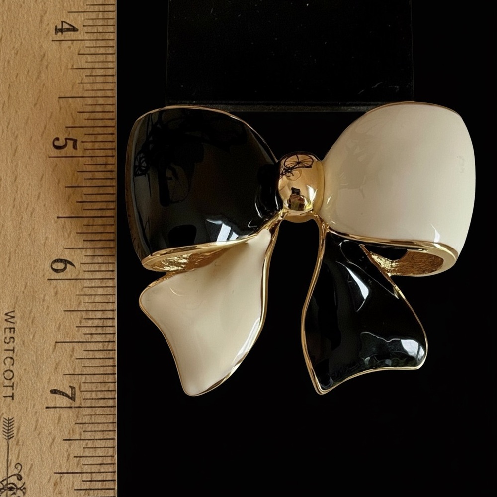 Vintage Signed Joan Rivers Gold Plated Black And White Enamel Bow Brooch - Picture 4 of 4
